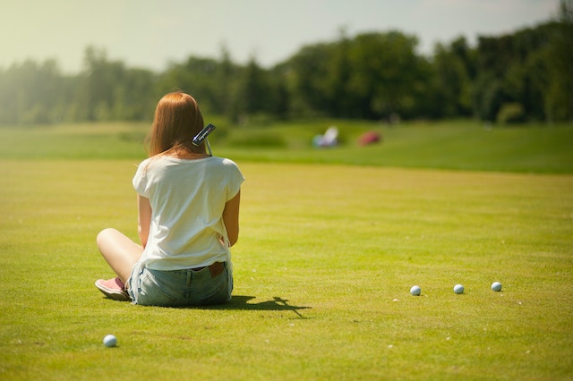 Sitting on the green frustrated a day of a golfer 
